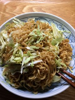 キャベツの上にインスタント焼きそば-レシピのメイン写真