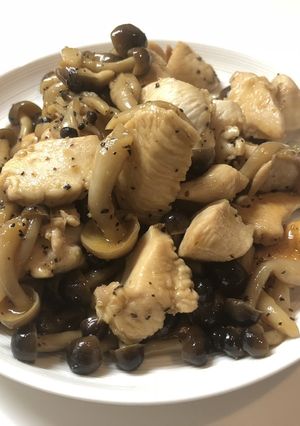 鶏むね肉としめじのピリ辛炒め煮-レシピのメイン写真