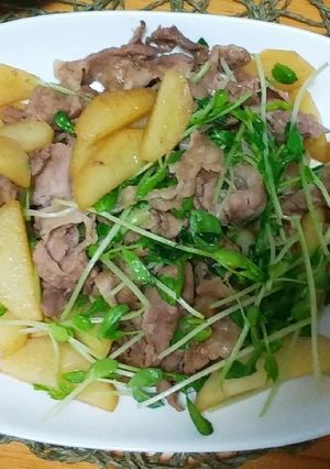 豆苗とジャガイモの豚バラ炒め-レシピのメイン写真
