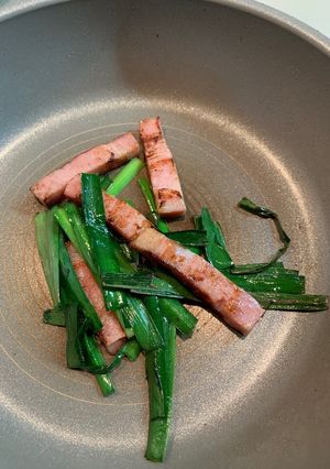 油も調味料も不要。ニラとベーコンだけ。-レシピのメイン写真
