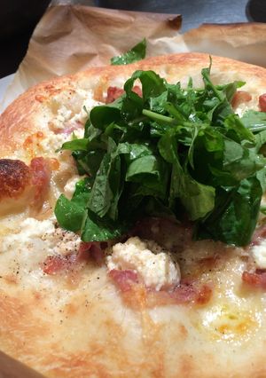 生ハムとリコッタチーズのサラダピザ-レシピのメイン写真