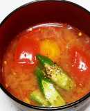 夏だから超簡単トマトとオクラの味噌汁