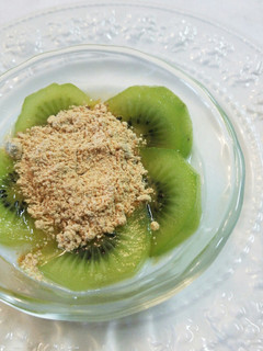 黒糖きな粉とキウイの蜂蜜かけヨーグルト-レシピのメイン写真