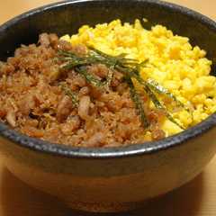 รูปของ ツナそぼろと炒り卵で２色丼(^.^)