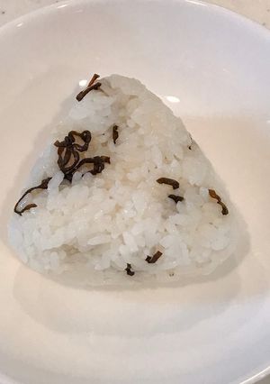 100均グッズで、ふんわり塩昆布おにぎり-レシピのメイン写真