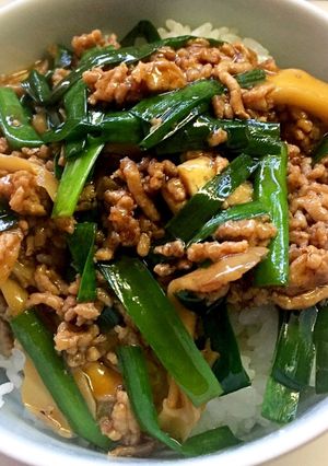 肉ニラ餡掛け丼-レシピのメイン写真