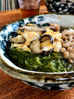 ねばねばとゴマ油風味の卵のせそば-レシピのメイン写真