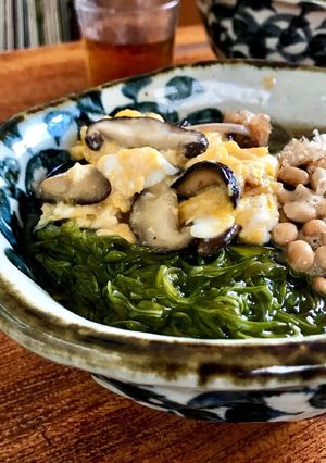 ねばねばとゴマ油風味の卵のせそば-レシピのメイン写真