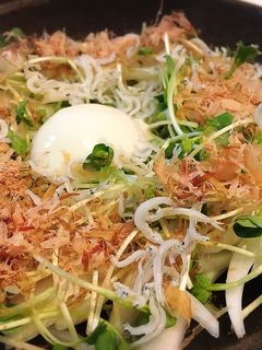 新玉ねぎと温玉の簡単しらすサラダ-レシピのメイン写真