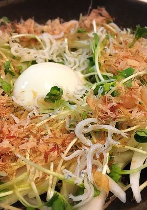 新玉ねぎと温玉の簡単しらすサラダ-レシピのメイン写真