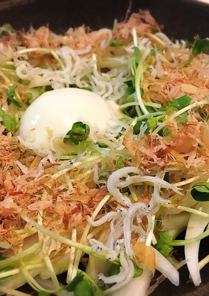 新玉ねぎと温玉の簡単しらすサラダ-レシピのメイン写真