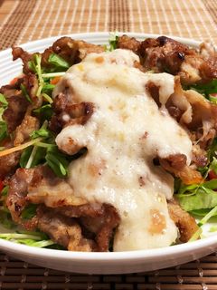 カリカリ豚とトロトロ梅とろろの豆苗サラダ-レシピのメイン写真