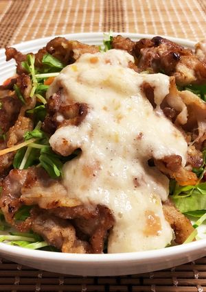 カリカリ豚とトロトロ梅とろろの豆苗サラダ-レシピのメイン写真