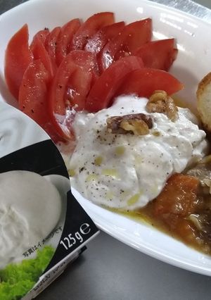 サラダと蜂蜜とブッラータψ(๑'ڡ'๑)-レシピのメイン写真