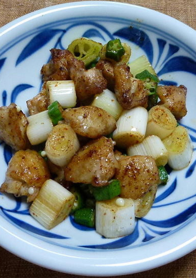 鶏三角と白ネギとオクラのスパイシー塩炒り-レシピのメイン写真