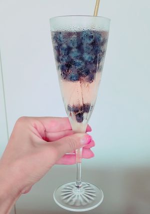 冷凍ブルーベリー入♪スパークリングワイン-レシピのメイン写真