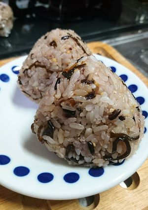 塩ごんぶとスリゴマのおにぎり-レシピのメイン写真