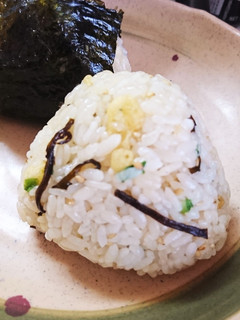 まぜて握るだけ!簡単♪塩昆布おにぎり-レシピのメイン写真