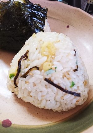まぜて握るだけ!簡単♪塩昆布おにぎり-レシピのメイン写真