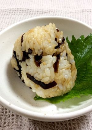 【減塩・高血圧】酢生姜とごま昆布おにぎり-レシピのメイン写真