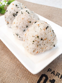 パパっと簡単♪混ぜ込み鮭&ごま油おにぎり-レシピのメイン写真