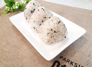 パパっと簡単♪混ぜ込み鮭&ごま油おにぎり-レシピのメイン写真