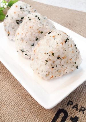 パパっと簡単♪混ぜ込み鮭&ごま油おにぎり-レシピのメイン写真