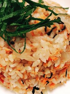 夏にオススメ!鮭と梅のサッパリ炒飯-レシピのメイン写真