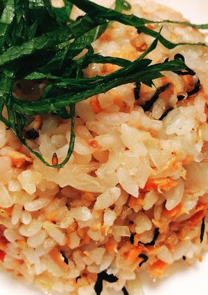 夏にオススメ！鮭と梅のサッパリ炒飯-レシピのメイン写真