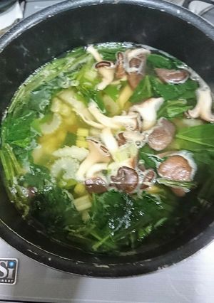 すぐできる! セロリとほうれん草のスープ-レシピのメイン写真
