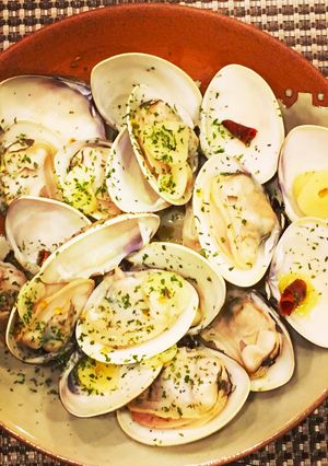 旨みたっぷり♡はまぐりのガーリック酒蒸し-レシピのメイン写真