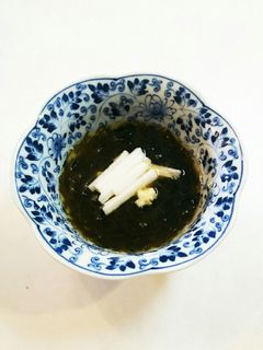 簡単!市販のもずく酢に山芋と生姜をのせて-レシピのメイン写真