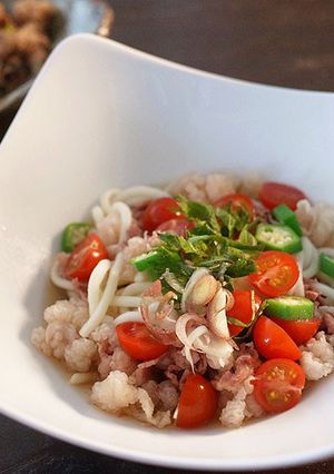 トマトとオクラの鯨スジポンぶっかけうどん-レシピのメイン写真
