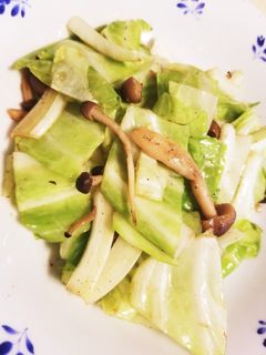 シンプルに♪キャベツとシメジの炒め物-レシピのメイン写真