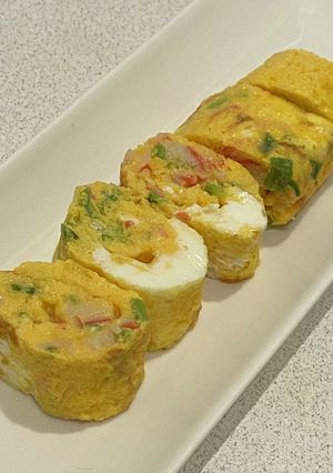 お弁当にぴったり！カニカマとネギの卵焼き-レシピのメイン写真