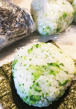 栄養満点!ブロッコリーおにぎり-レシピのメイン写真