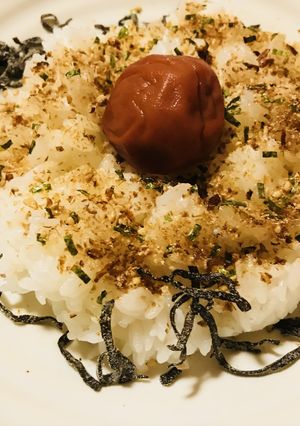 お皿ごはん●梅干し&ふりかけごはん-レシピのメイン写真