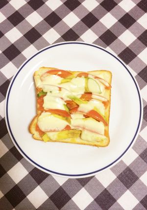 簡単朝ごはん　アボカドトマトチーズパン-レシピのメイン写真