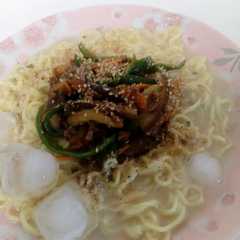 รูปของ 麻婆茄子のっけ冷製ラーメン
