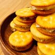 梅シロップの梅で♪リッツクリチーサンド♪