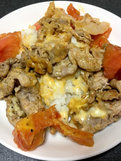 簡単!洗い物少なめ!トマトとチーズの豚丼-レシピのメイン写真