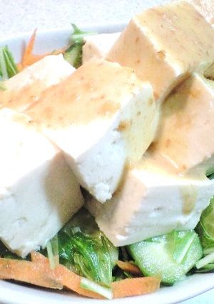 「金のごまだれ焙煎ナッツ」でとうふサラダ-レシピのメイン写真