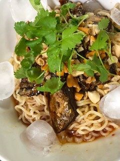 辛麺で冷やし麺 ソーキ&パクチーのせ-レシピのメイン写真