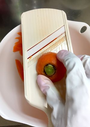 安全でスムース♪スライサーで人参を切る時-レシピのメイン写真
