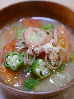 夏お薦めトマトとオクラの味噌汁-レシピのメイン写真