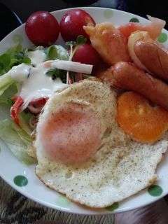 朝の目玉焼きとサラダ-レシピのメイン写真