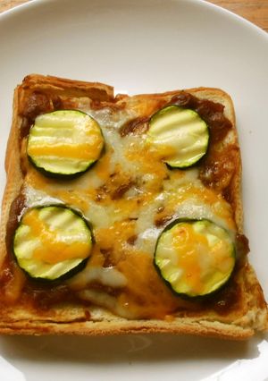 チーズカレートースト♪ズッキーニを添えて-レシピのメイン写真