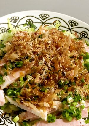 鰹節・薬味たっぷり、ちょいピリ辛サラダ-レシピのメイン写真