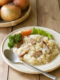 炊飯器で簡単♪玉葱とウインナーのピラフ-レシピのメイン写真