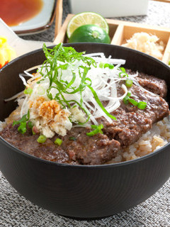 焼くだけ簡単♪ビーフステーキ丼-レシピのメイン写真